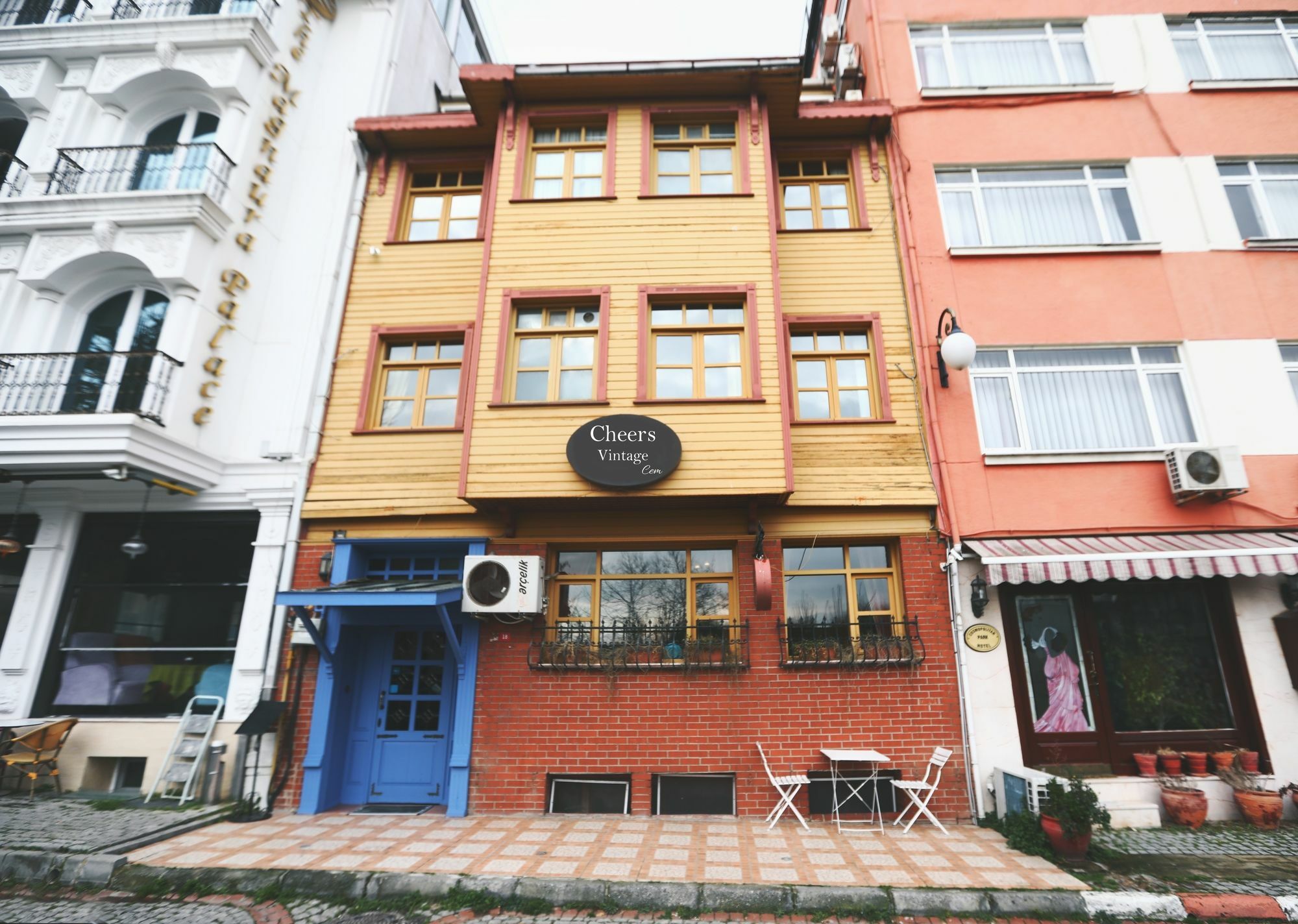 Cheers Vintage Hostel Истанбул Екстериор снимка